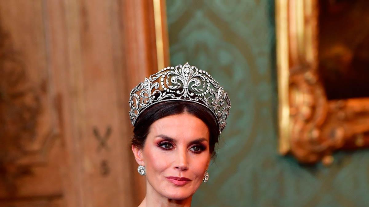 El look de la reina Letizia para la cena de gala en Estocolmo (Suecia) con vestido de H&amp;M