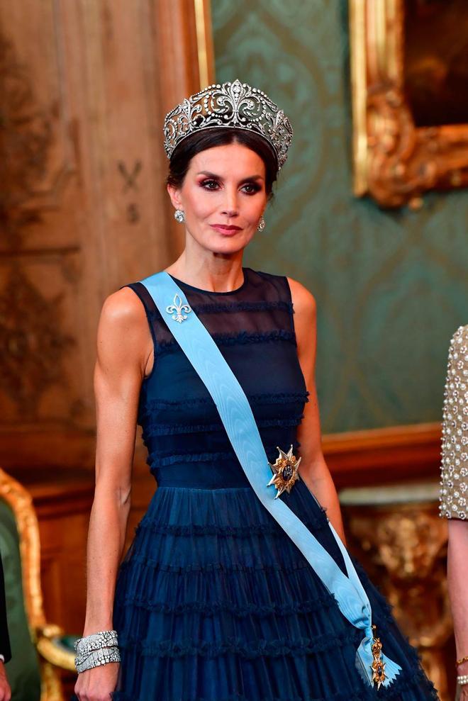 El look de la reina Letizia para la cena de gala en Estocolmo (Suecia) con vestido de H&amp;M