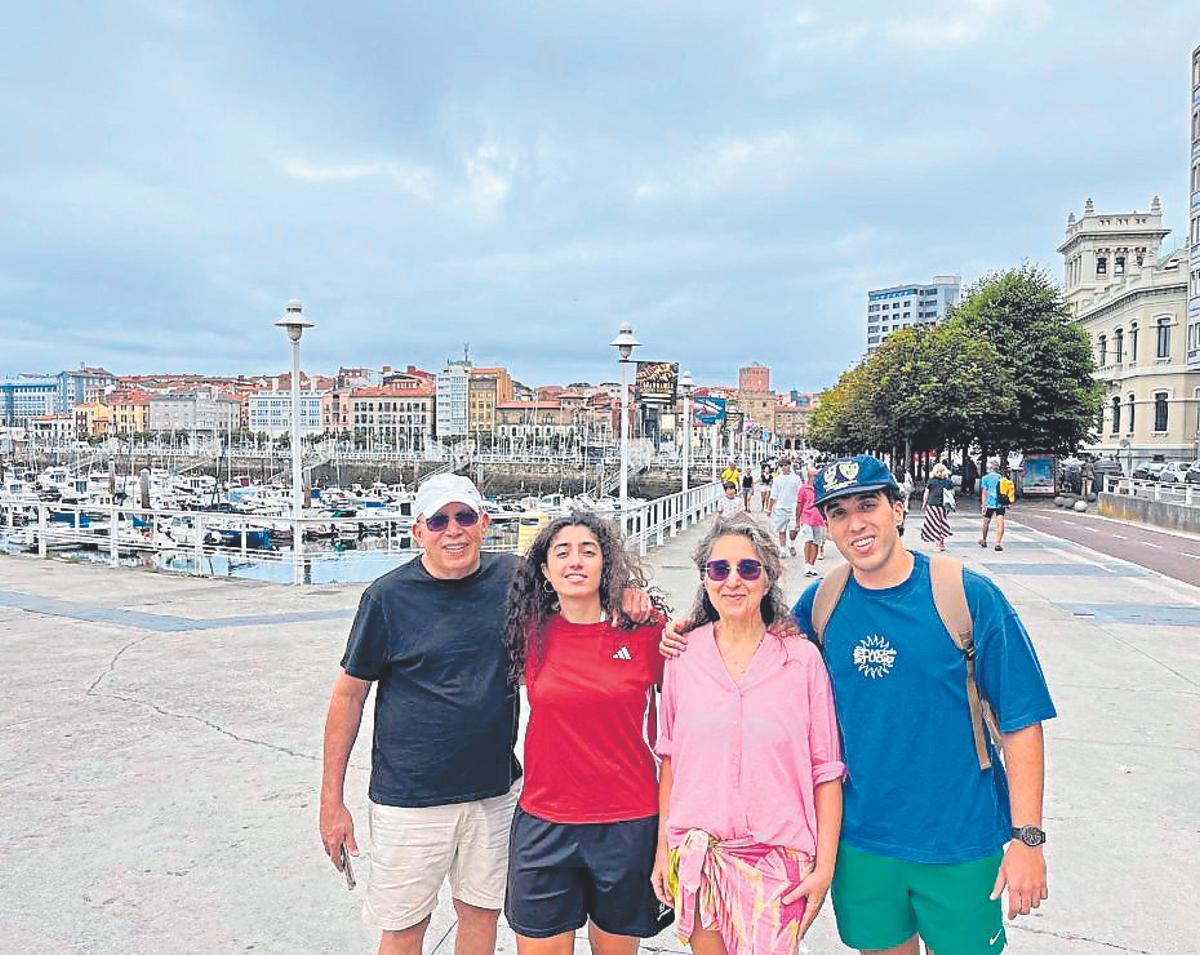 Por la izquierda, Ramón Bofill, Adriana Bofill, María del Puerto González y Alejandro Bofill, ayer en Rodríguez San Pedro.