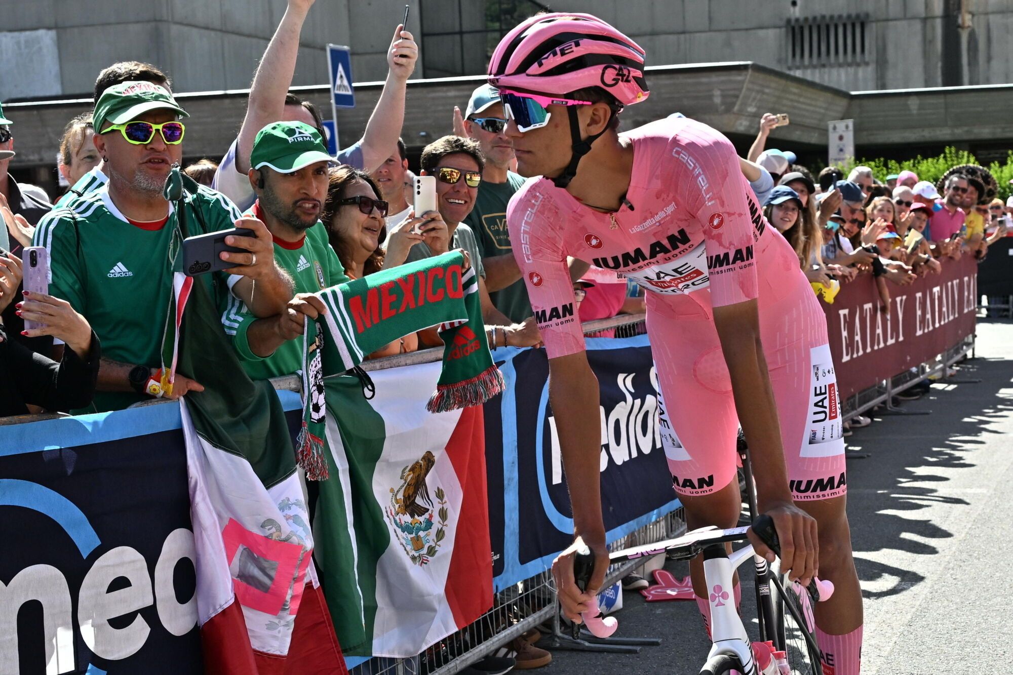 FOTODELDÍA - VERRES (Italia), 31/05/2025.- El ciclista mexicano Isaac Del Toro, del Uae Team Emirates Xrg, en la salida de la etapa 20 del Giro de Italia sobre 205 km desde Verres a Sestriere, Italia. EFE/LUCA ZENNARO