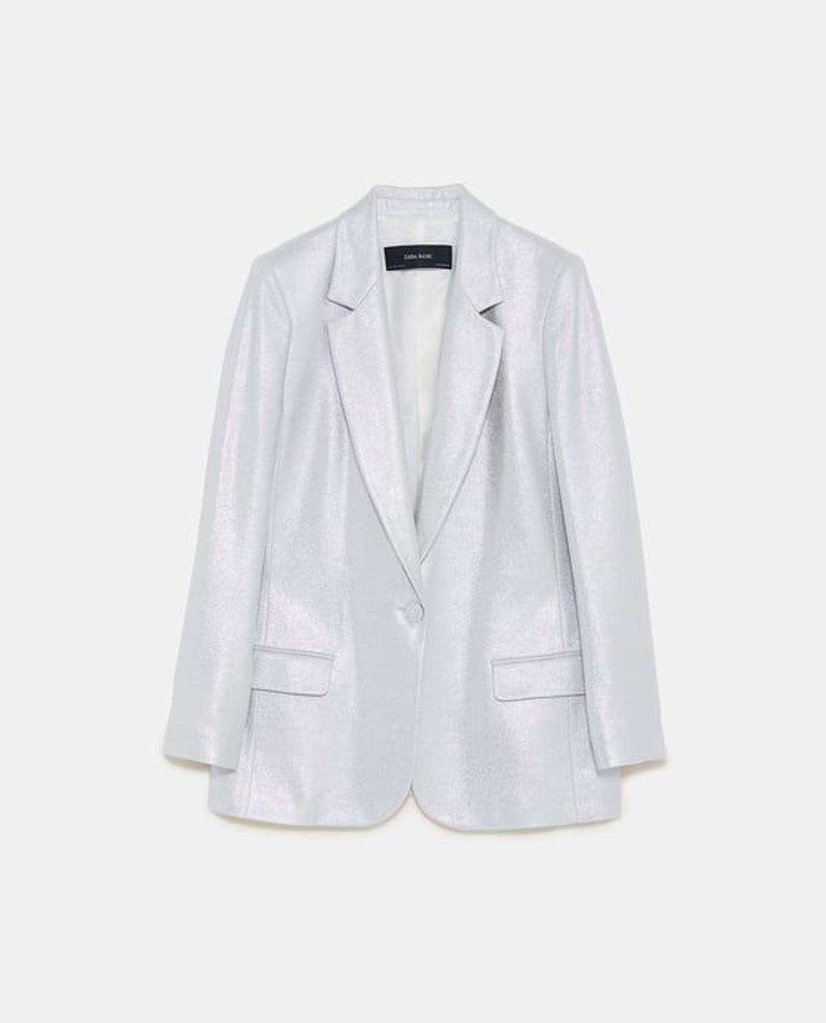 Americana metalizada de Zara. (Precio: 49, 95 euros)