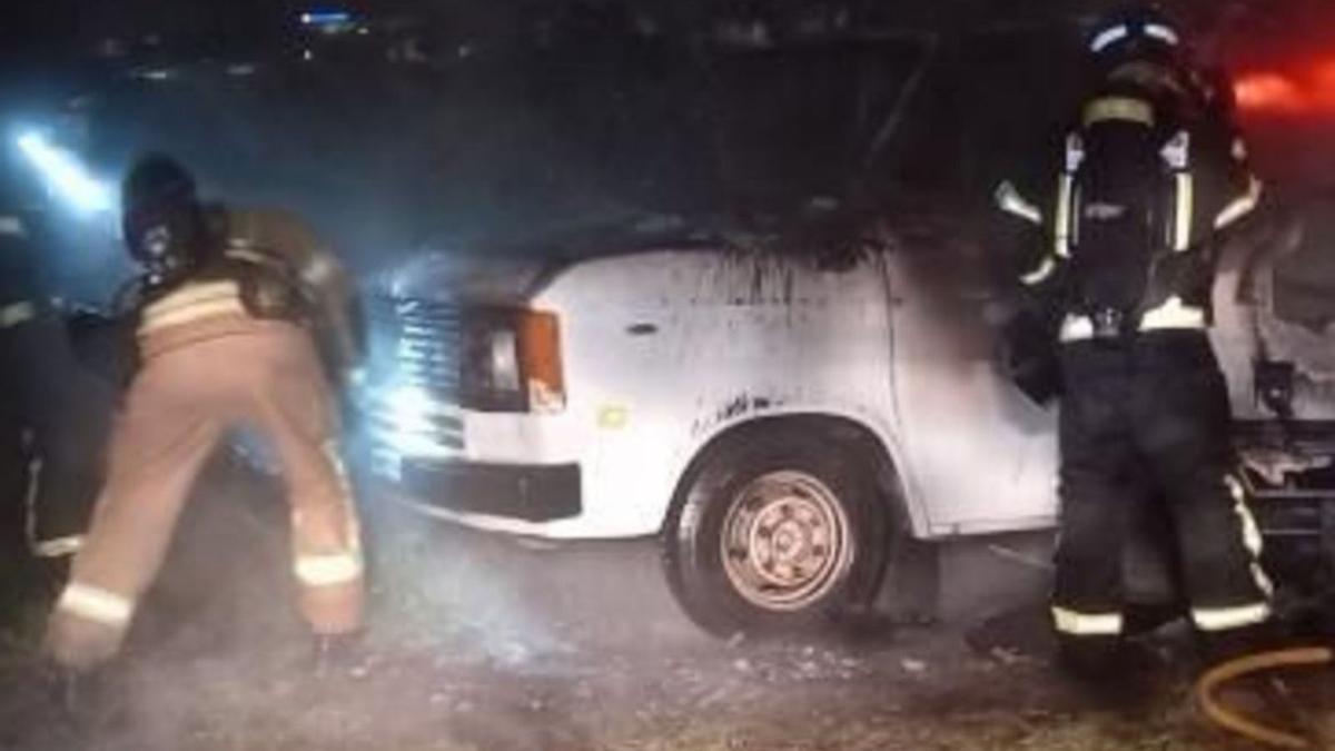 El vehículo camperizado comenzó a arder en torno a las 2 horas. En la zona también pernoctan varias personas en tiendas de campaña. | AE/VICENT MARÍ