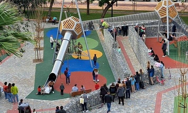 Un niño atrapado en el nuevo parque de San Blas exige la intervención de los bomberos