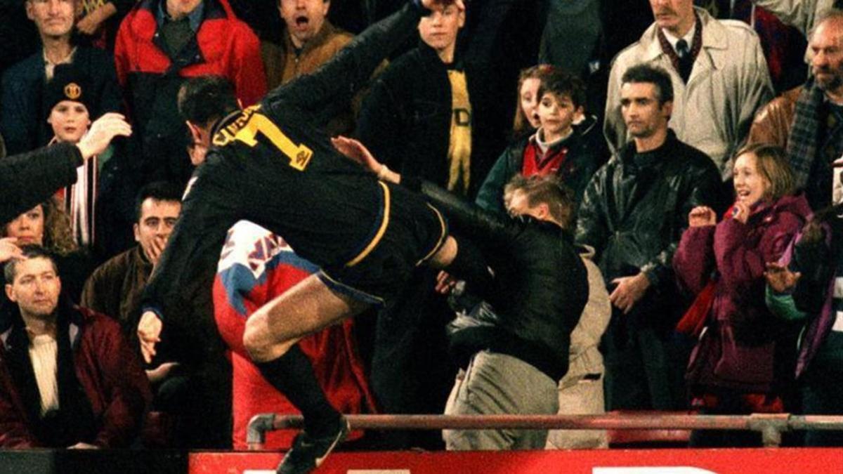 Cantona, orgulloso de la patada que le propinó a un aficionado