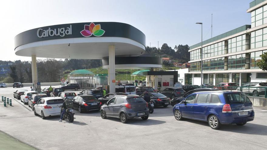 Las gasolineras de A Coruña duplican ventas por el conflicto en Irán: "Lleno el depósito por si sube el precio"