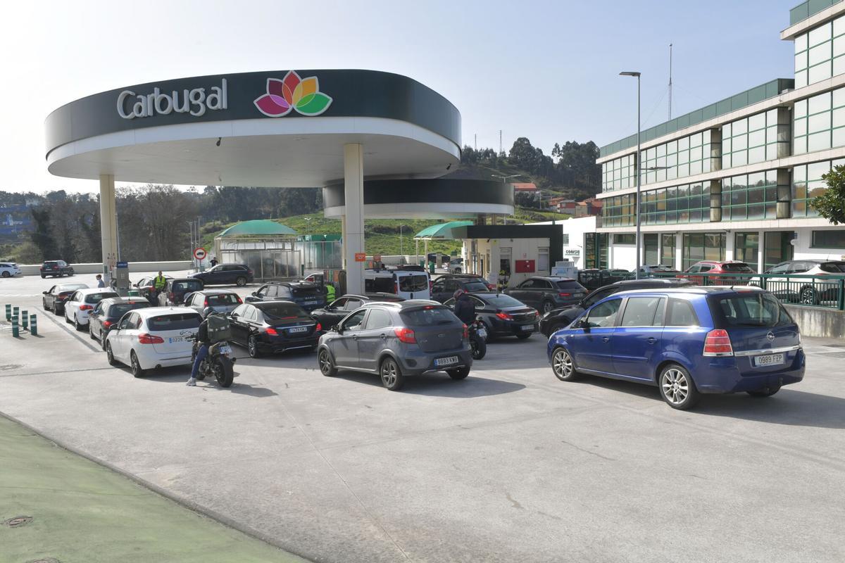 Colas de vehículos en una gasolinera de Agrela, en A Coruña, este martes.