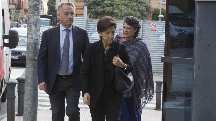 Vicente Sala y su tía Toñi llegan a los juzgados.