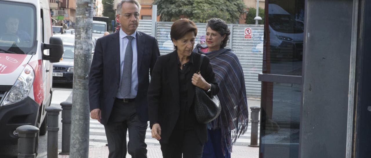 Vicente Sala y su tía Toñi llegan a los juzgados.