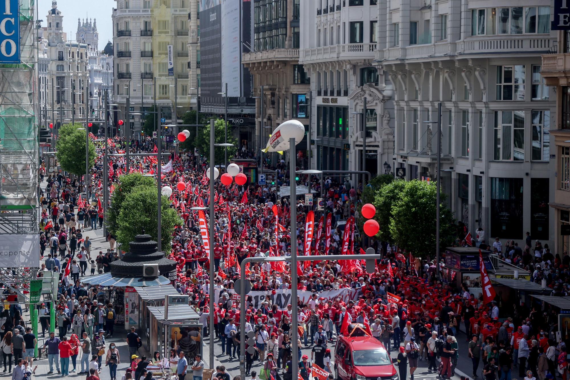 Numerosas personas marchan durante la manifestación por el Día Internacional de los Trabajadores o Primero de Mayo, en la Gran Vía, a 1 de mayo de 2022, en Madrid.