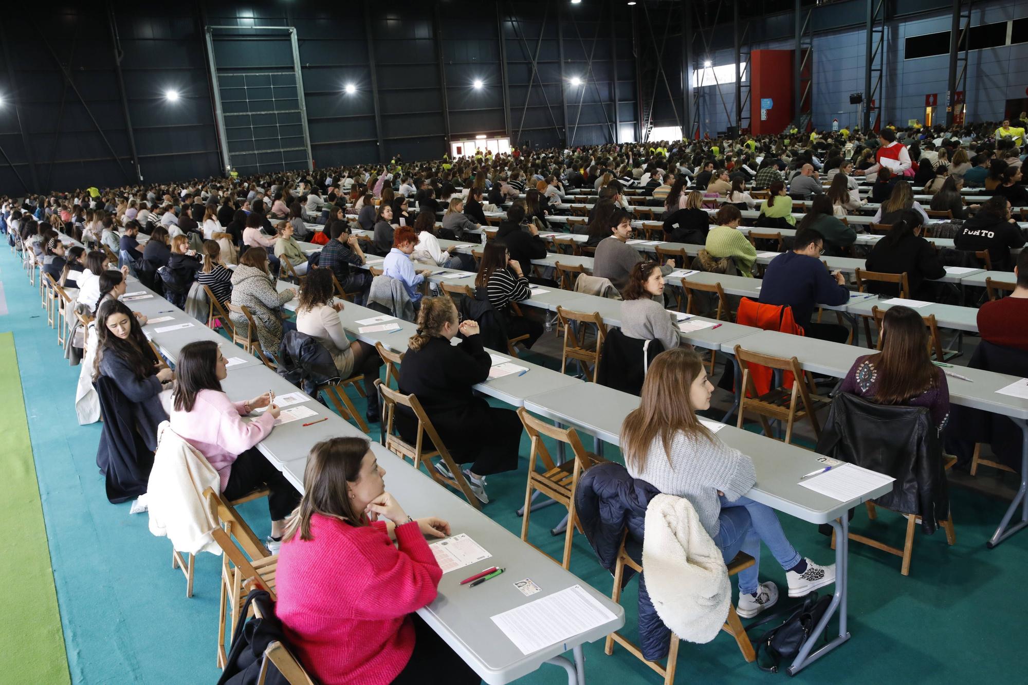 Miles de personas participan en la macrooposición de la sanidad pública asturiana.