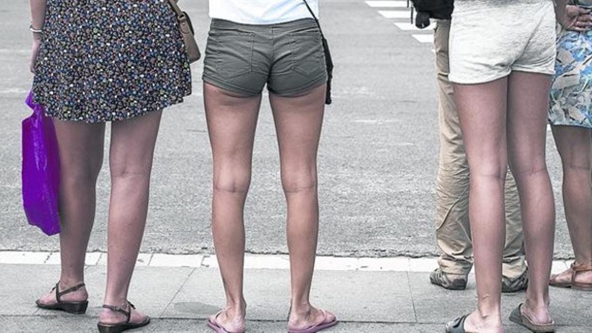 Unas chicas pasean con pantalones vaqueros muy cortos, la semana pasada en Barcelona.