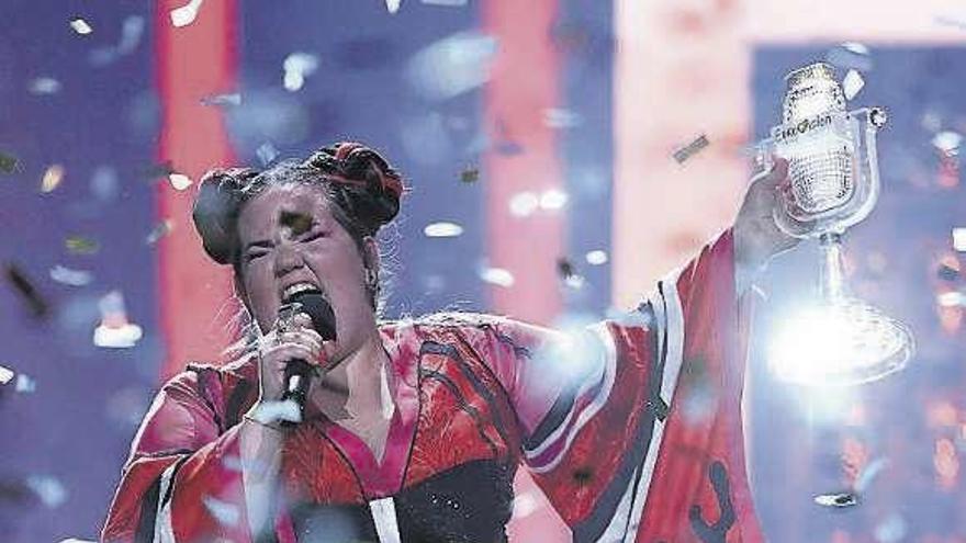 La representante de Israel, Netta, con el premio de Eurovisión 2018.