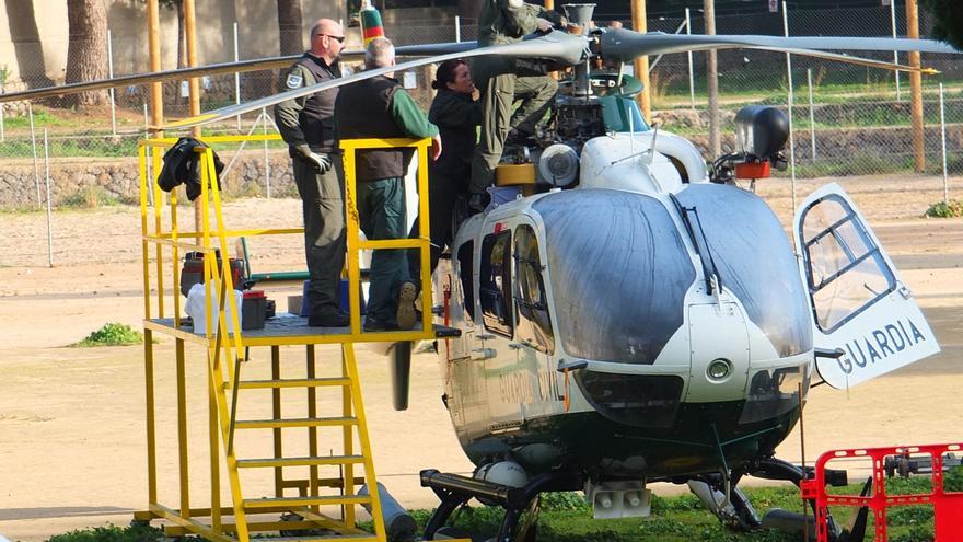 Trasladan en un camión a la Base de Son Sant Joan el helicóptero de la Guardia Civil averiado al chocar las palas contra una pared en un rescate