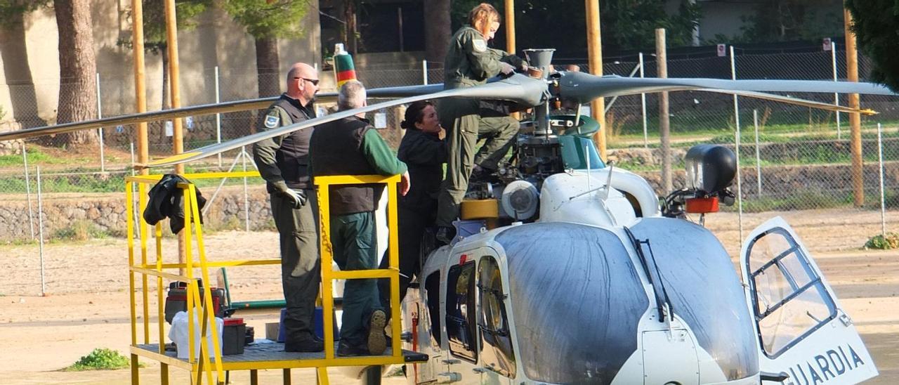 Guardias civiles desmontan, ayer, las palas del helicóptero dañado en el campo de fútbol del Port de Sóller.