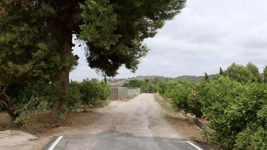 El camino Huerto de los Naranjos de Javalí Nuevo se queda a la mitad este verano