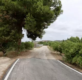El camino Huerto de los Naranjos de Javalí Nuevo se queda a la mitad este verano
