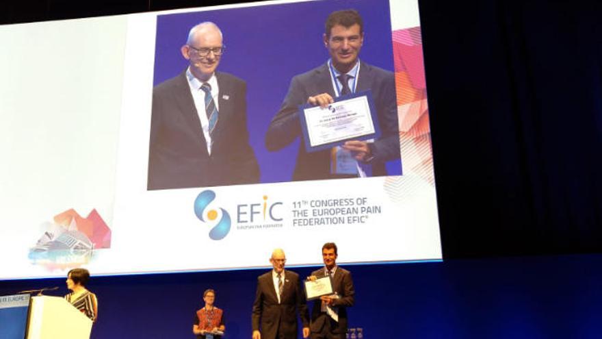 El doctor Jesús de Santiago recibe el premio al mejor examen europeo de tratamiento del dolor.