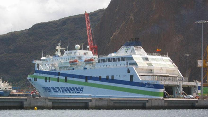 Uno de los barcos de Transmediterránea que hace la ruta.