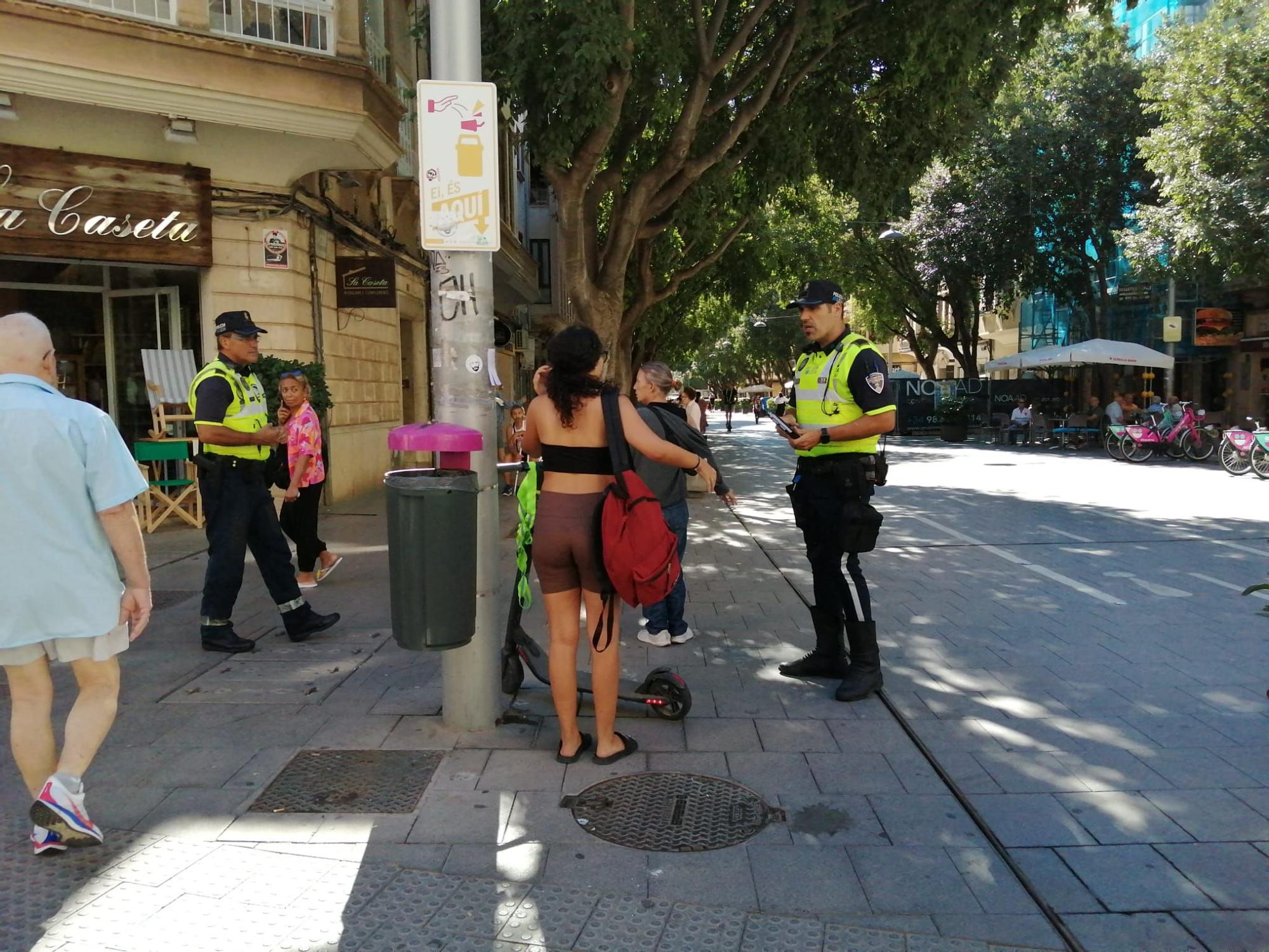 FOTOS | Controles de patinetes en la calle Blanquerna de Palma