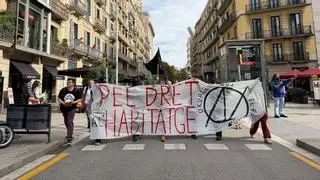 Los Mossos desalojan la ocupación de un bloque del Eixample por los acampados en plaza Catalunya al considerarla "delito flagrante"