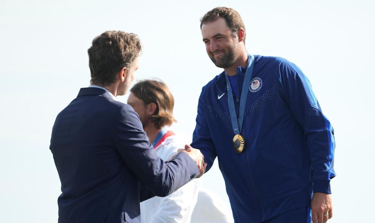 Scheffler logró el oro olímpico, que recogió de manos de Pau Gasol, gran aficionado al golf