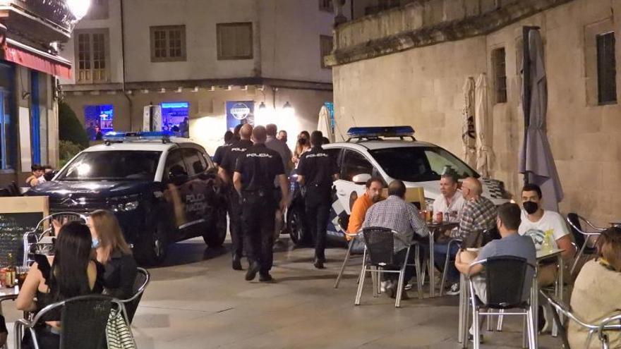 Presencia policial en el casco histórico ante la mirada de los comensales.   | // FERNANDO CASANOVA