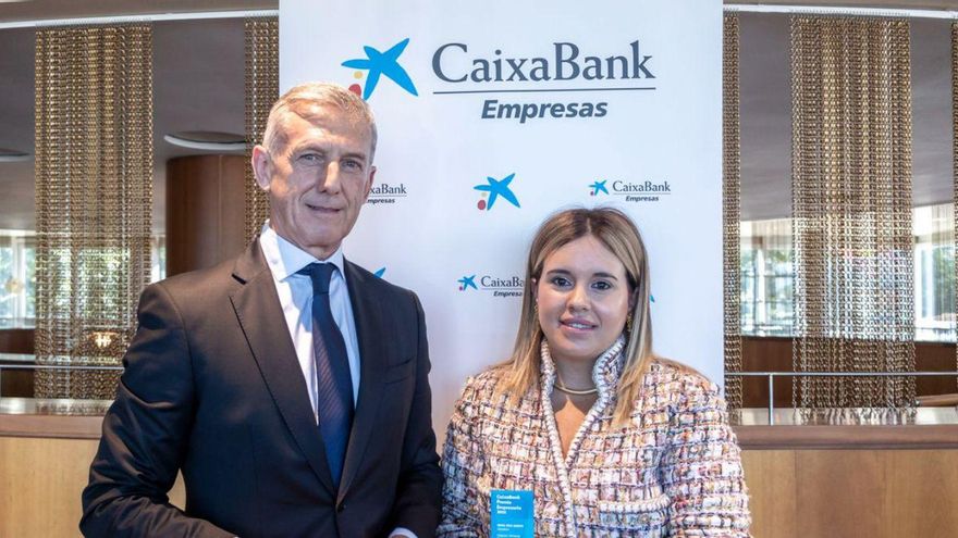 Silvia Díaz recibe el premio de manos de Juan Pedro Badiola, director territorial de CaixaBank. | LNE