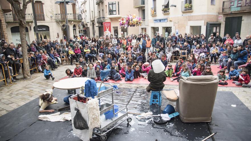 La 35a Mostra porta al carrer una desena de muntatges i dobla els professionals estrangers