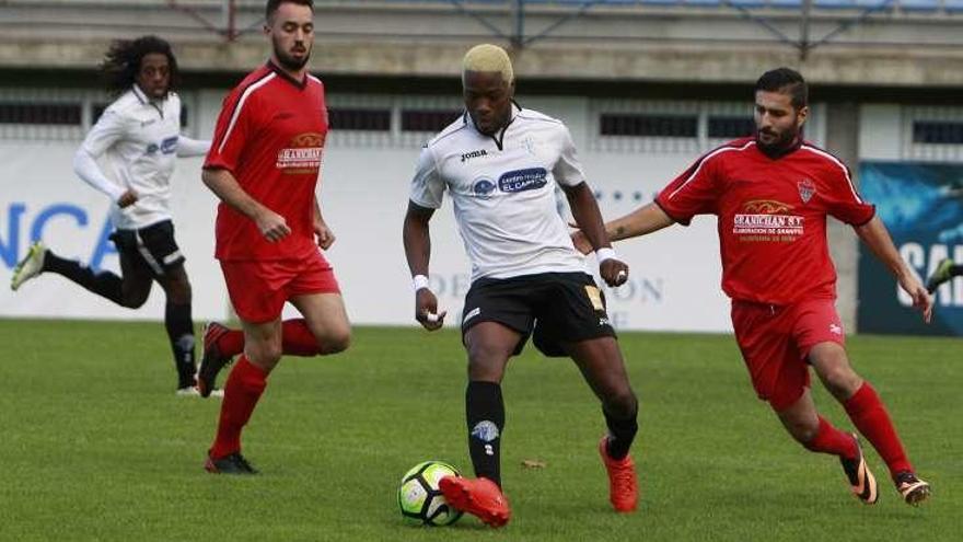 Wadir, del Ourense CF, controla un balón en O Couto. // Jesús Regal