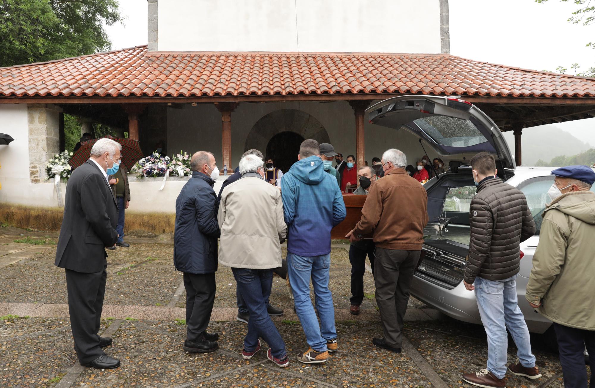 Emotivo funeral por Teresa Aladro, asesinada en Laviana por su exmarido