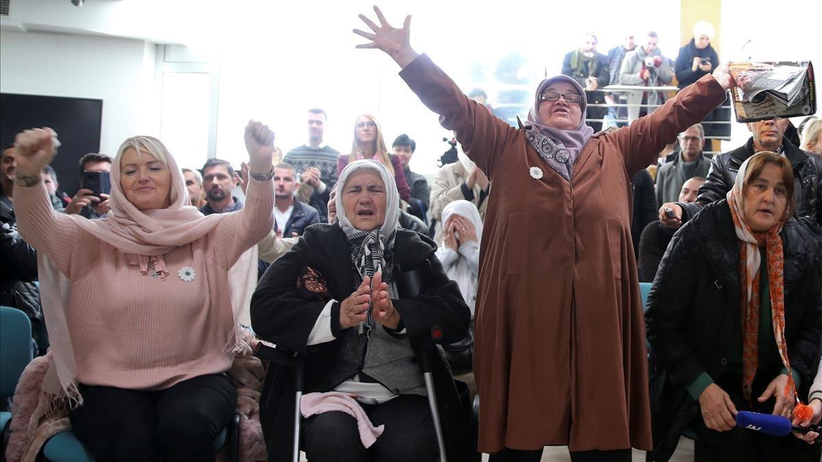 zentauroepp41044396 women react as they watch a television broadcast of the cour171122124647