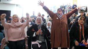 Las mujeres reaccionan mientras miran una transmisión televisiva del juicio contra Ratko Mladic en el Memorial Center Potocari cerca de Srebrenica, (Bosnia y Herzegovina).