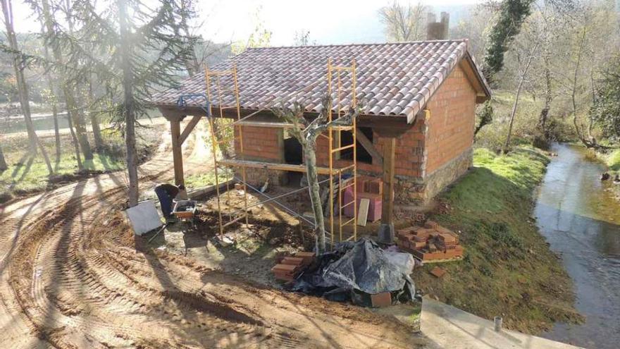 Estado en que se encuentra el edificio de la reconstruida fragua de Villaferrueña.