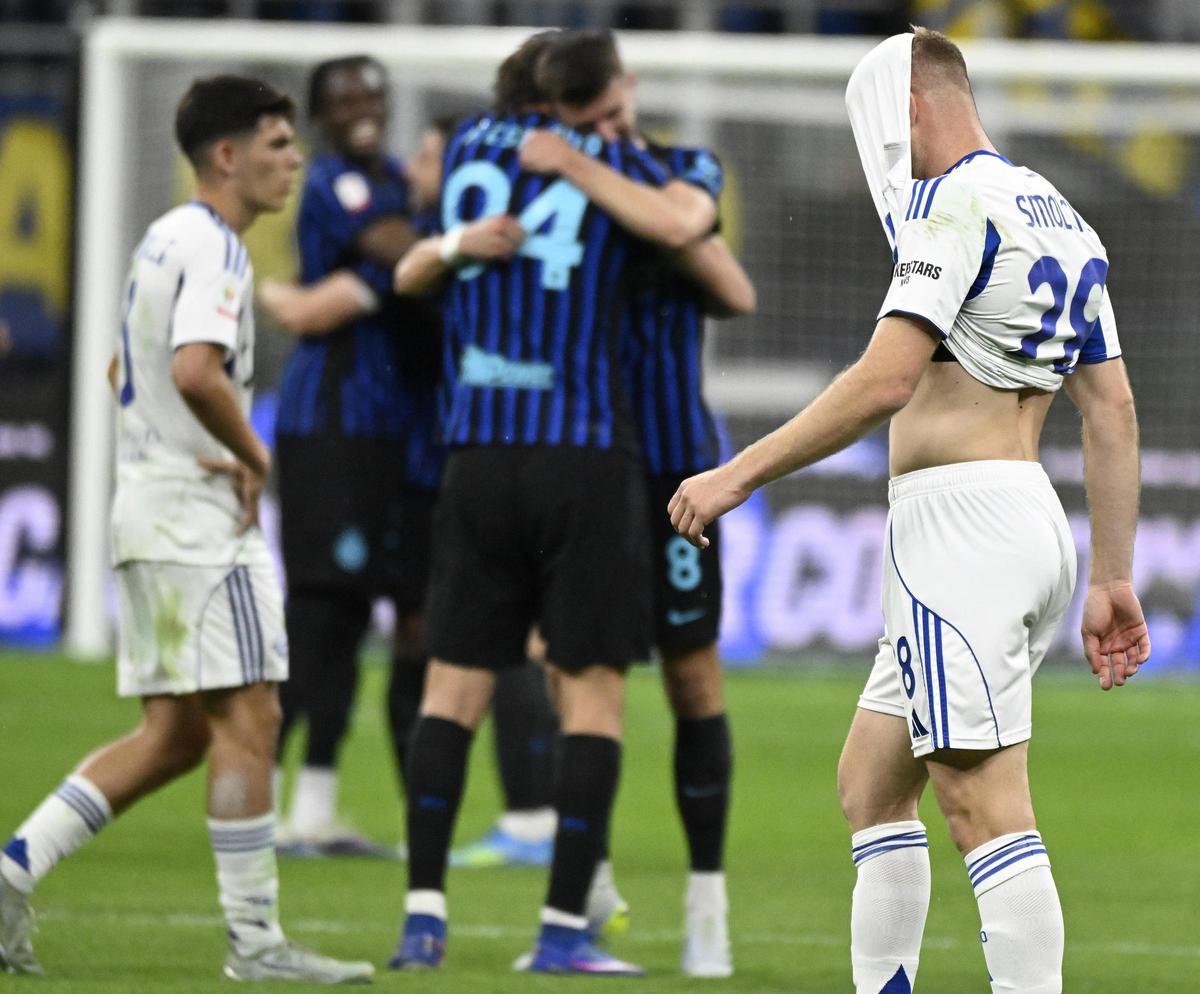Los jugadores del Inter celebran el pase a la final ante la desolación del Como.