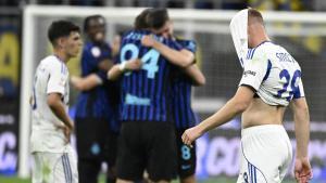 Los jugadores del Inter celebran el pase a la final ante la desolación del Como.