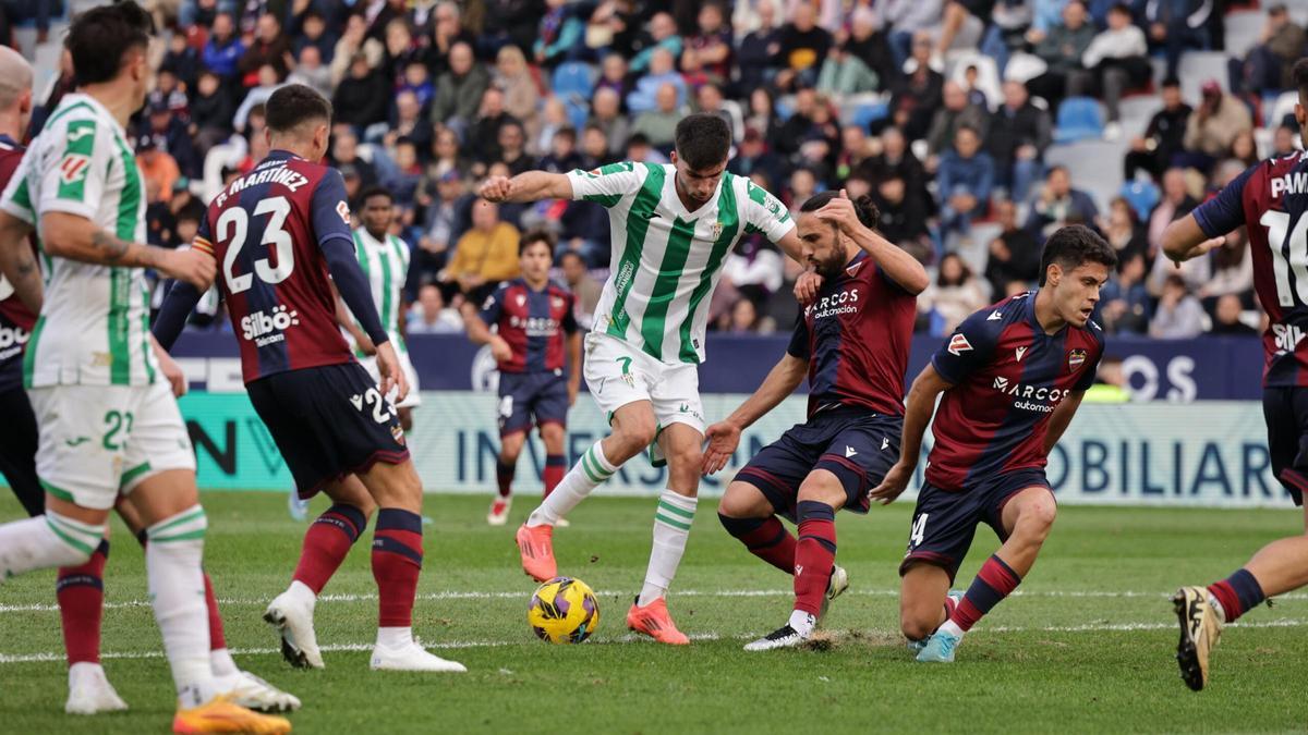 Theo Zidane regatea a Kochorashvili durante el encuentro entre el Levante y el Córdoba CF en el Ciutat de Valencia.