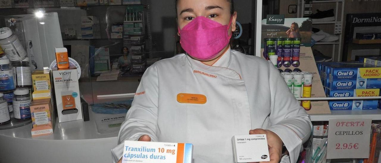 Andrea Pérez, técnica de farmacia, con dos medicamentos ansiolíticos.