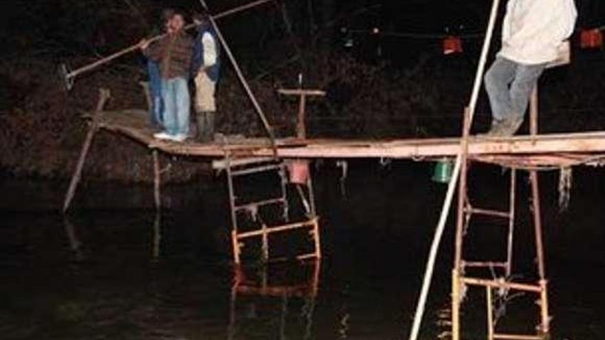 Pescadores de lamprea, durante la madrugada, sobre el Tea.  // Faro