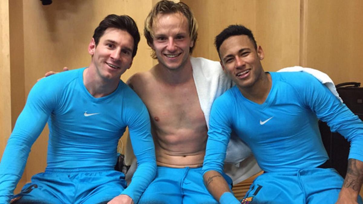 Rakitic, con Messi y Neymar