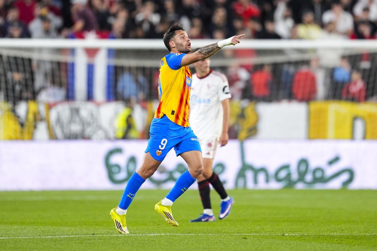 Hugo Duro celebra el gol que anotó en el primer tiempo
