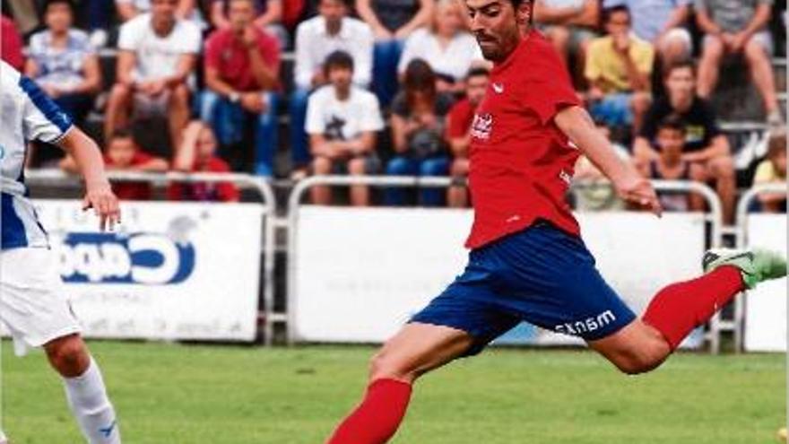 El davanter Carlos Martínez, en una acció del partit disputat ahir a la tarda a la capital de la Garrotxa.