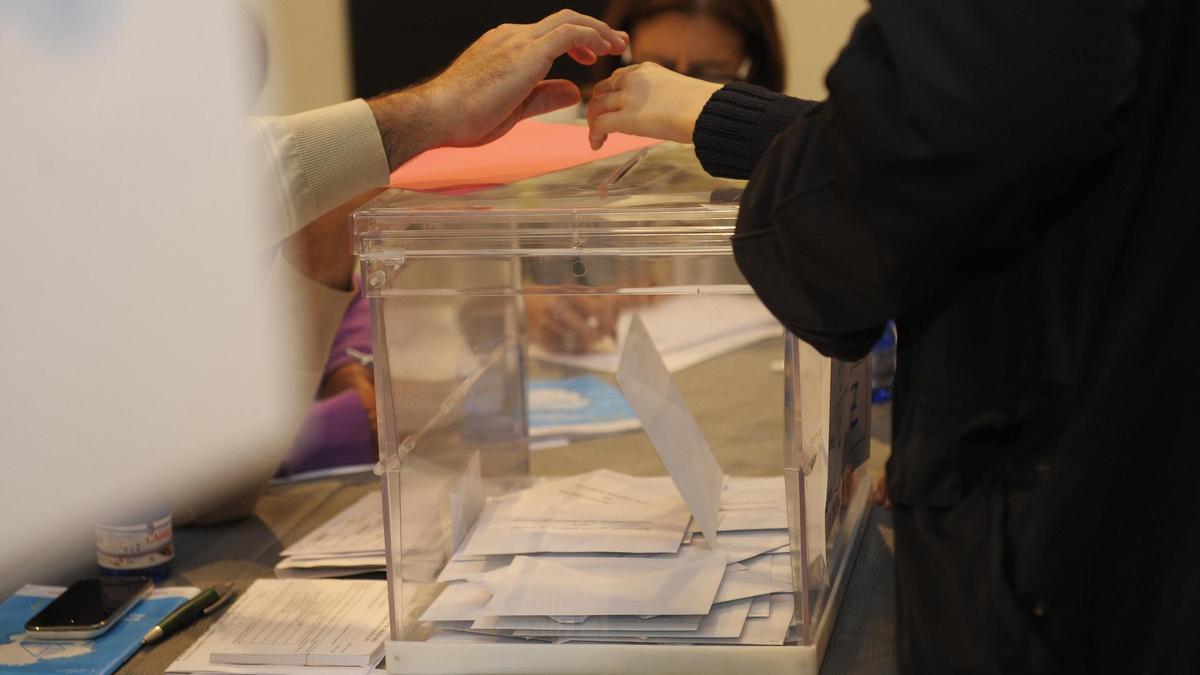 Urna para depositar el voto en un colegio electoral de Galicia.