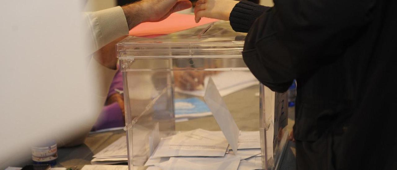 Urna para depositar el voto en un colegio electoral de Galicia.