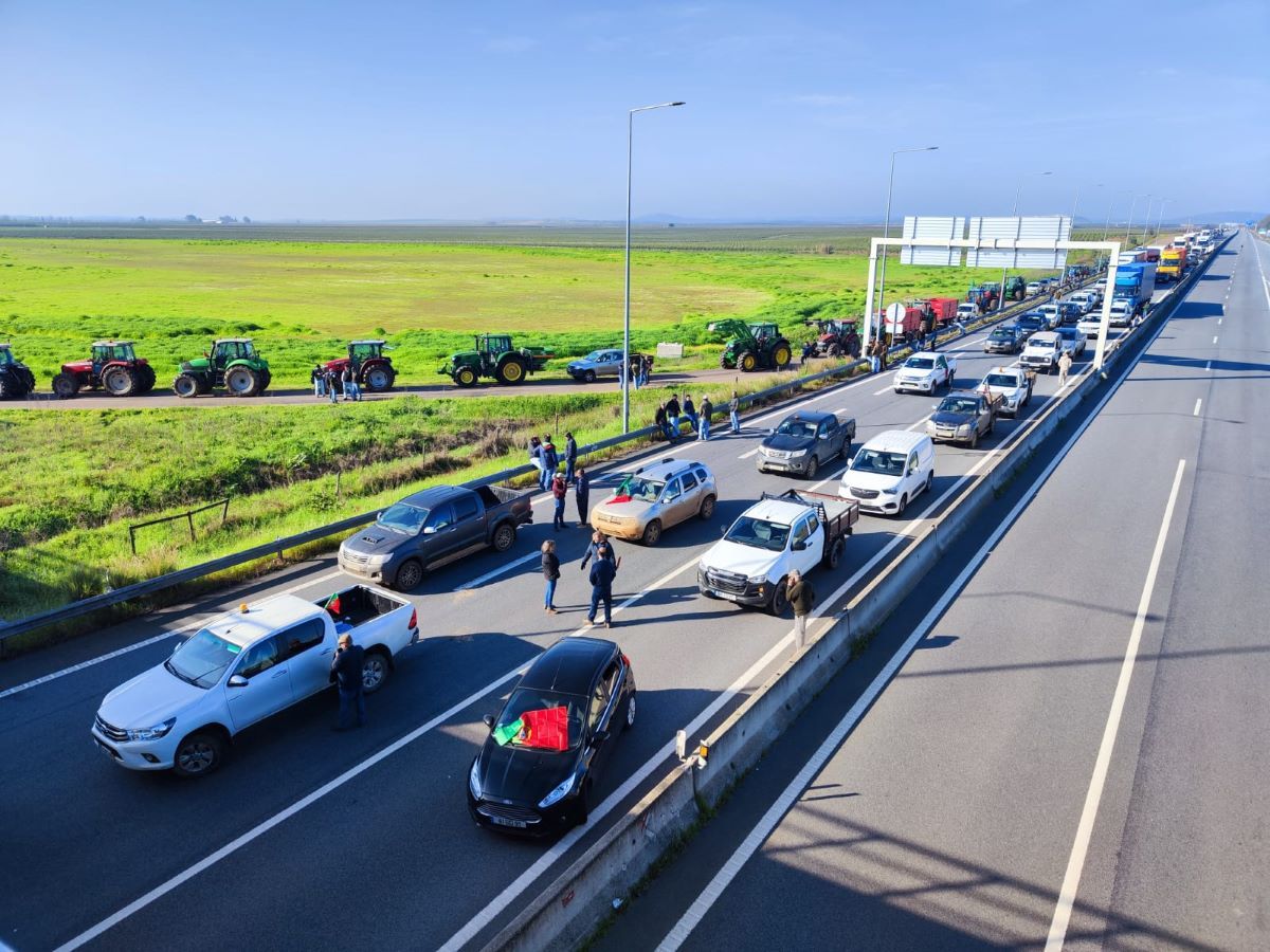 Fotogalería | Así protestan los agricultores portugueses en la frontera con Extremadura