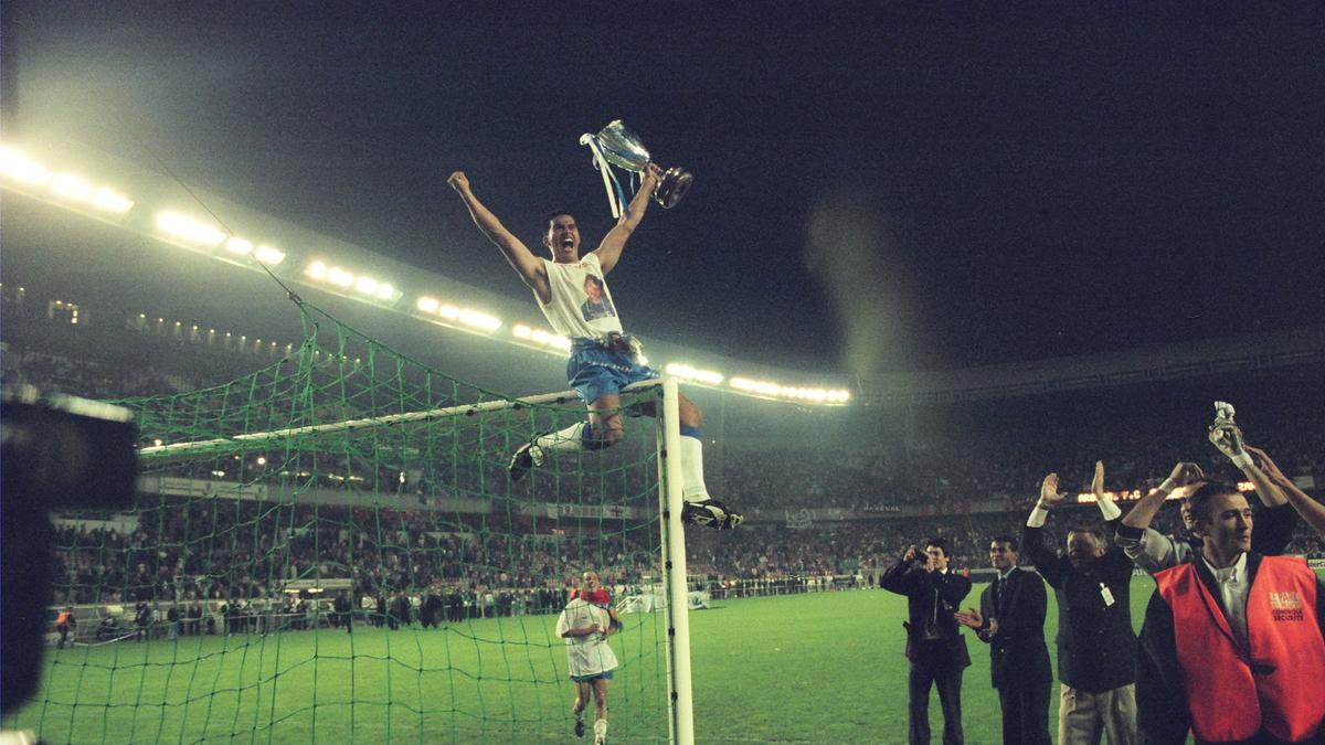 Fernando Cáceres celebra la Recopa subido al larguero del Parque de los Príncipes.