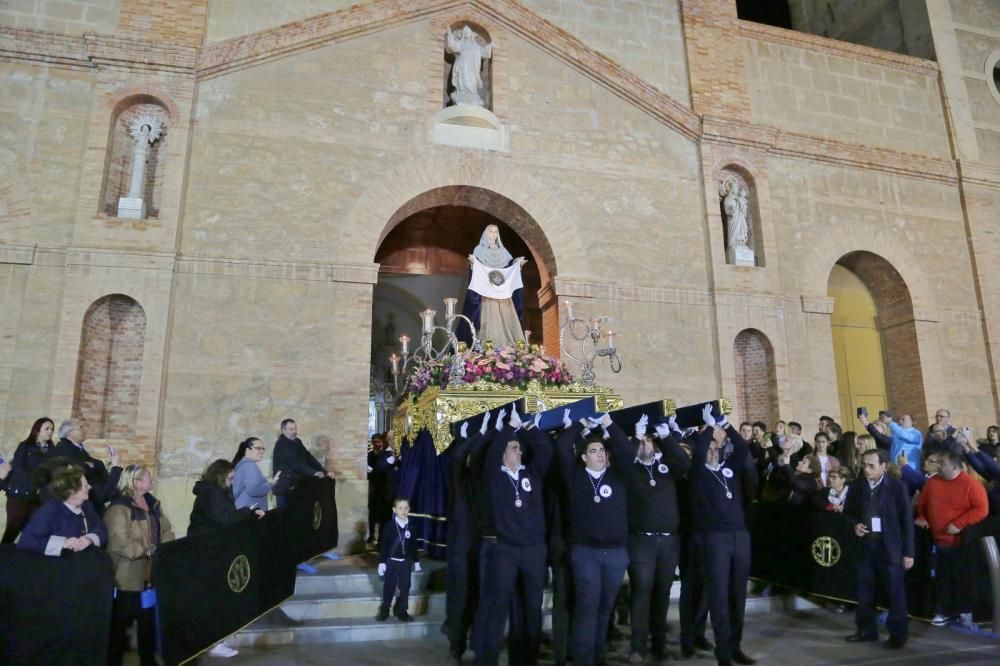 Algunas de las imágenes decanas de la Semana Santa se acercaron al mar y los paseos en Martes Santo