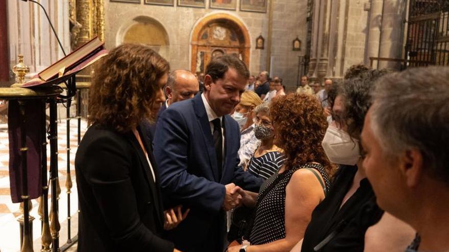 Clara San Damián y Alfonso Fernández Mañueco dan el pésame a los familiares de los fallecidos. |