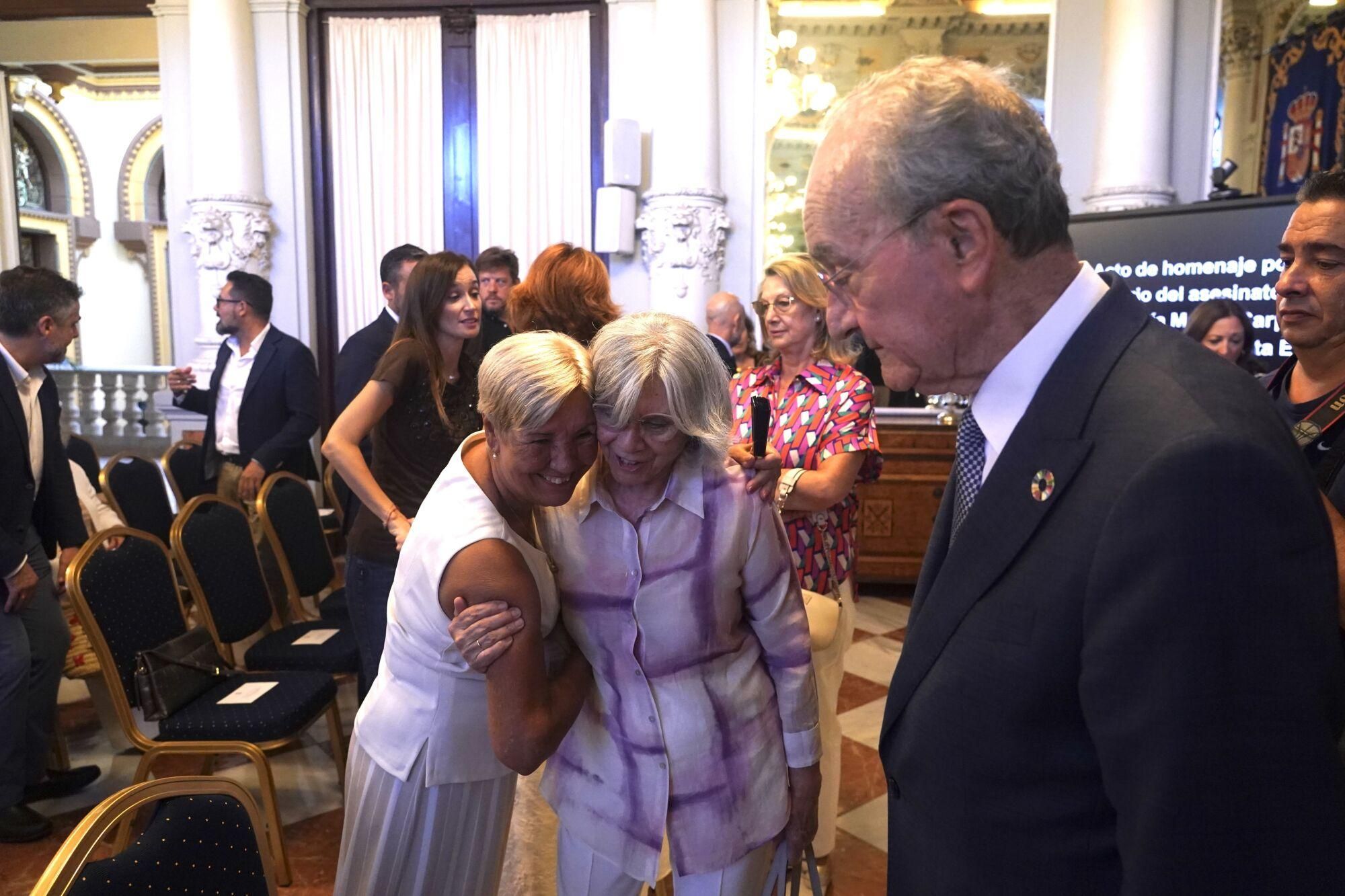  La emoción y la memoria, los momentos asociados al dolor, irrumpieron de regreso al alma de los presentes en el homenaje institucional a Martín Carpena celebrado en el Salón de los Espejos del Ayuntamiento de Málaga. En el mismo lugar en el que hace un cuarto de siglo estuvo situada la capilla ardiente en la que lo lloró su ciudad. 