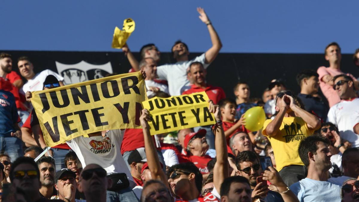 Cientos de aficionados del Sevilla protestan al presidente del club en el partido contra el Getafe CF