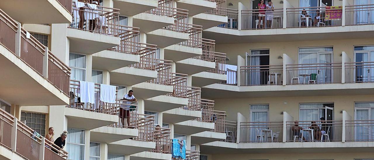 Turistas en los balcones de sus habitaciones en un hotel de Sant Antoni. | J. A. RIERA
